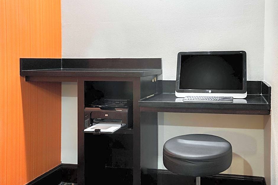 La Quinta Inn & Suites by Wyndham Bush Intercontinental Airport East