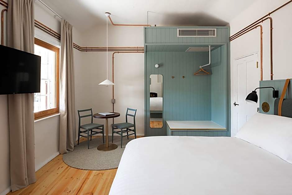 Garde and Warders Hotel