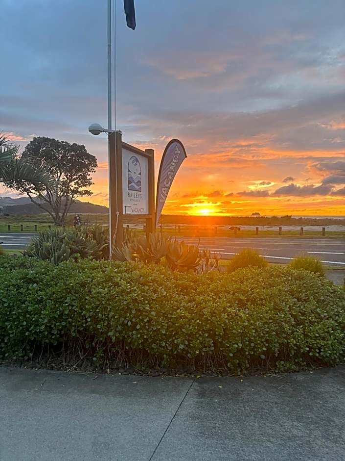 Baileys At The Beach Motel