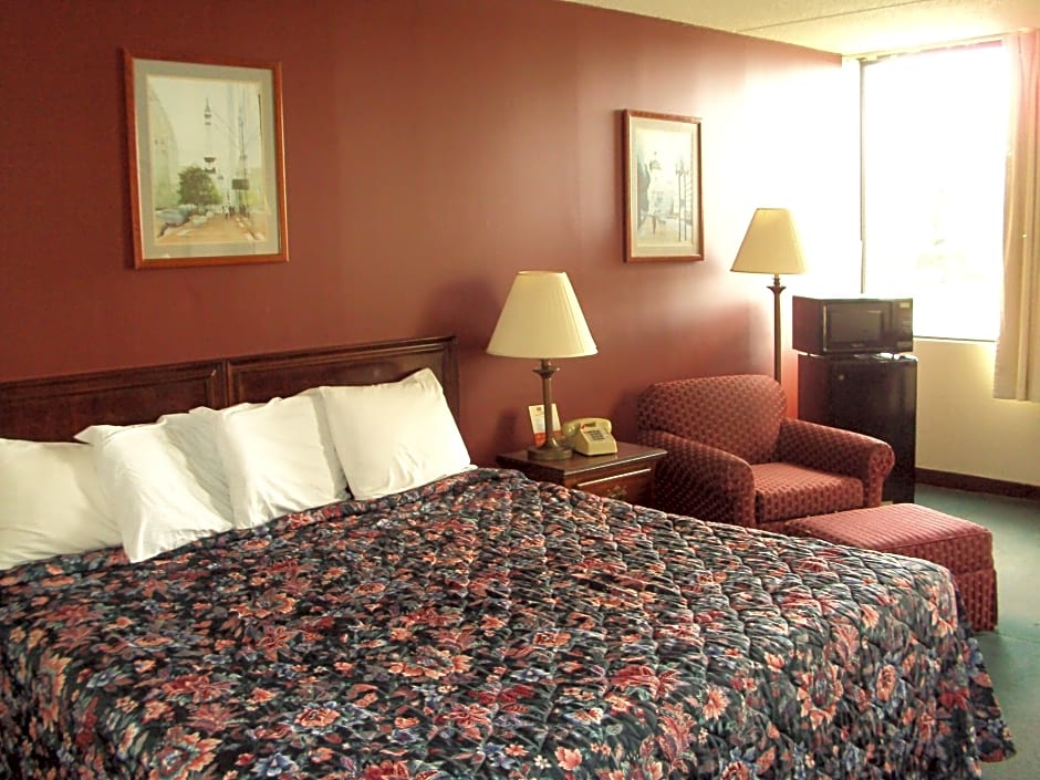 Red Carpet Inn and FantaSuite Hotel