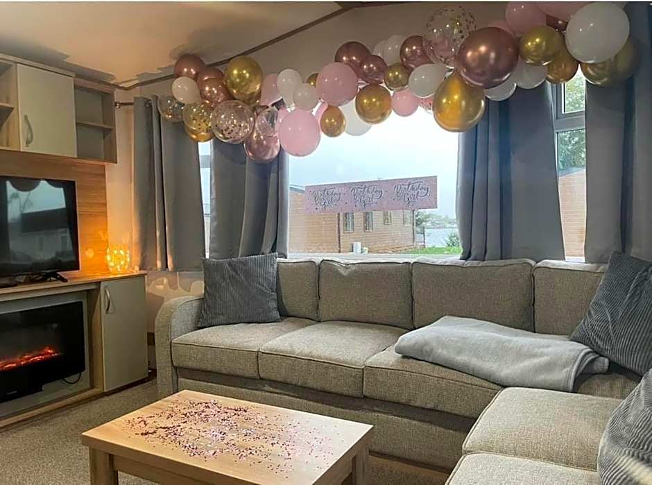 Hot Tub Breaks at 35 Merlin Point Tattershall