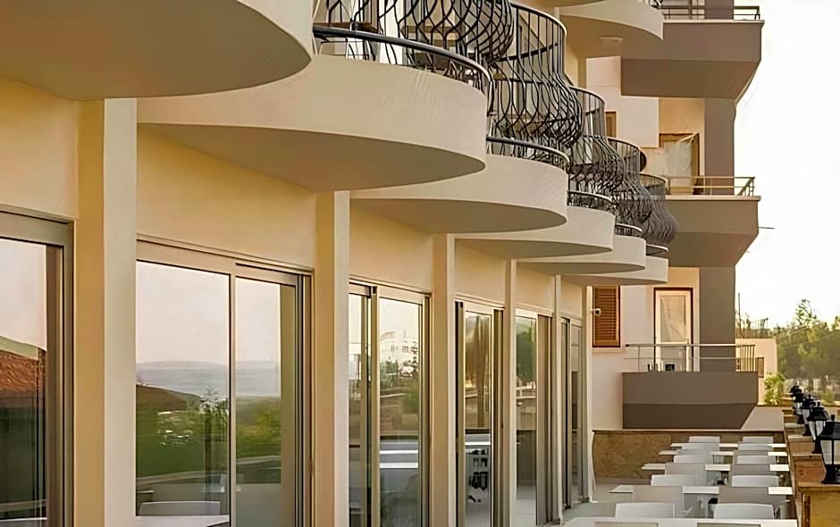 Olivia Palm Hotel