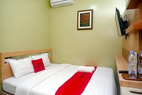 RedDoorz @ Shabrina Homestay Syariah Maguwo