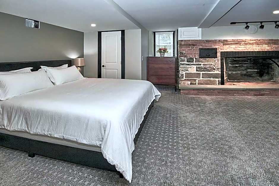 Craftsman Hideaway at the 1841 Farmhouse