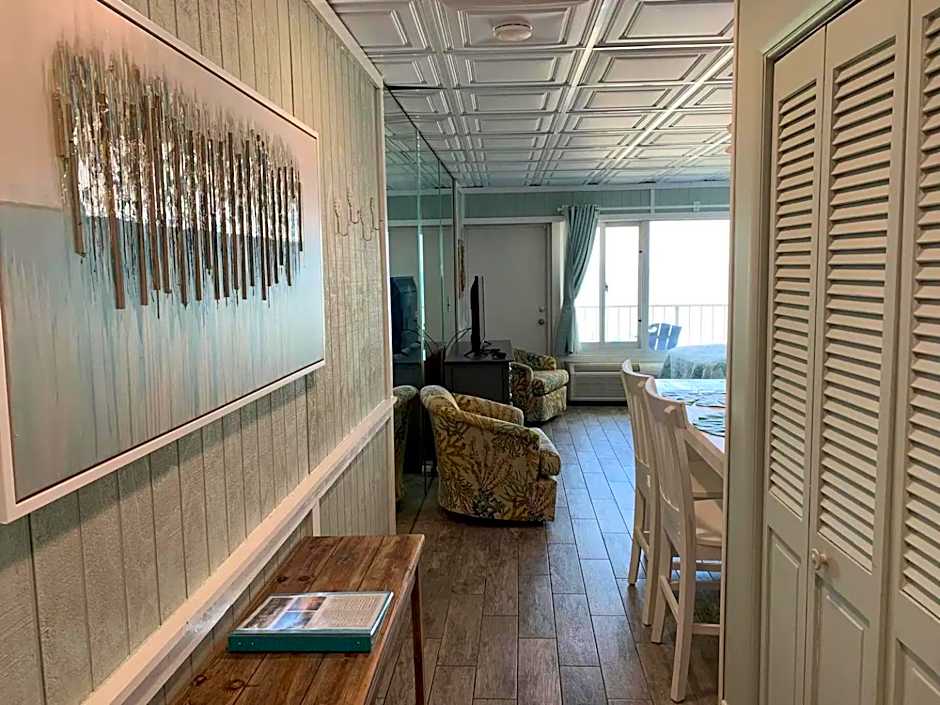 Sandy Bottoms Beachfront Studio On The Sand