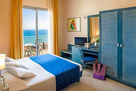 Double or Twin Room with Sea View