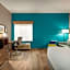 La Quinta Inn & Suites by Wyndham Shawnee