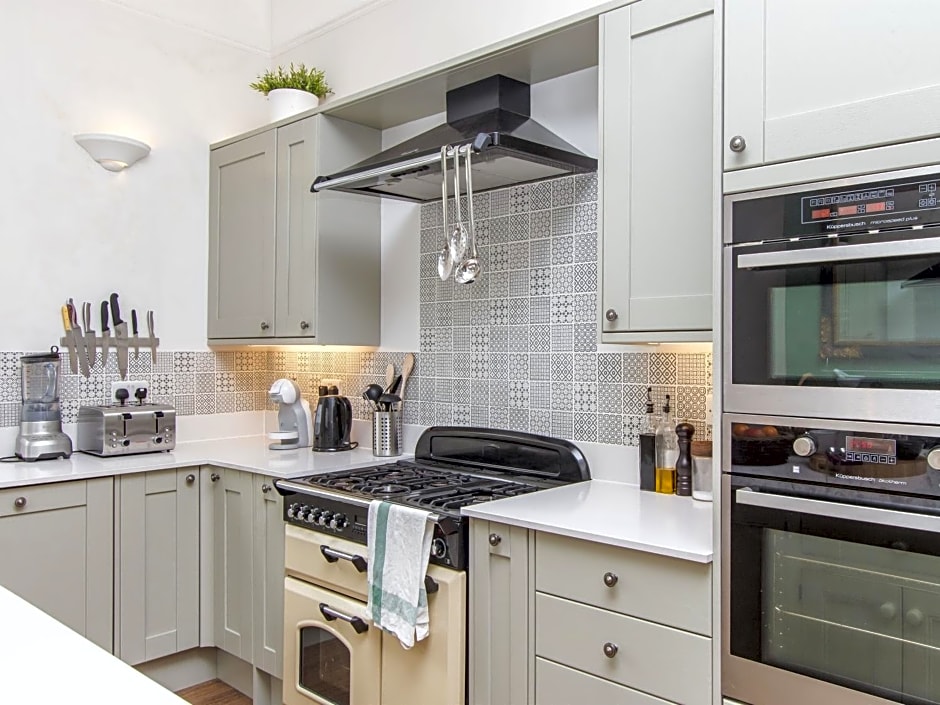 3 Berkeley Square Guesthouse