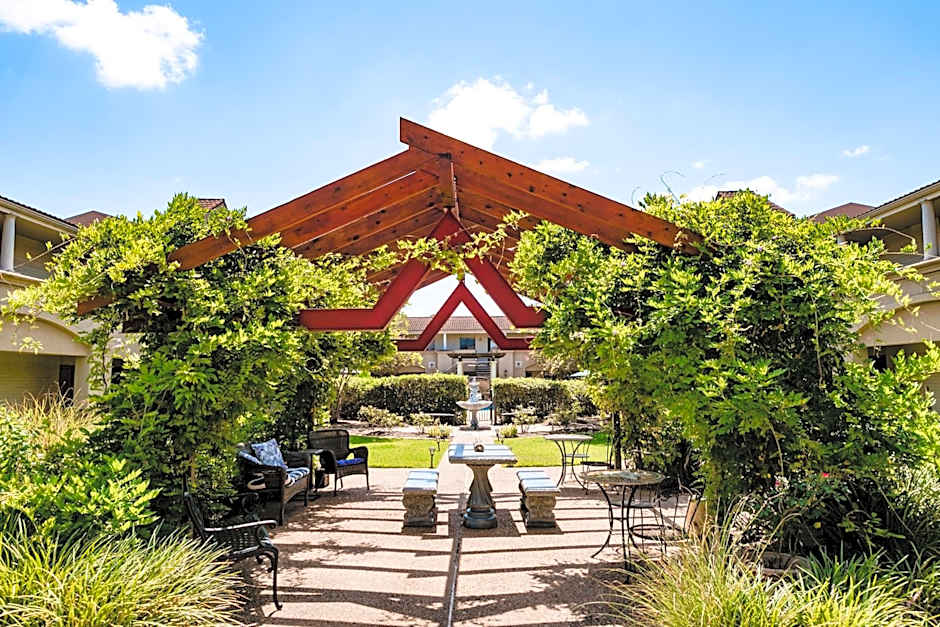 Vineyard Court Designer Suites Hotel