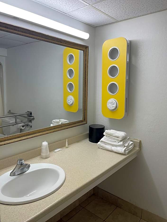 Travelodge by Wyndham Vernon CT