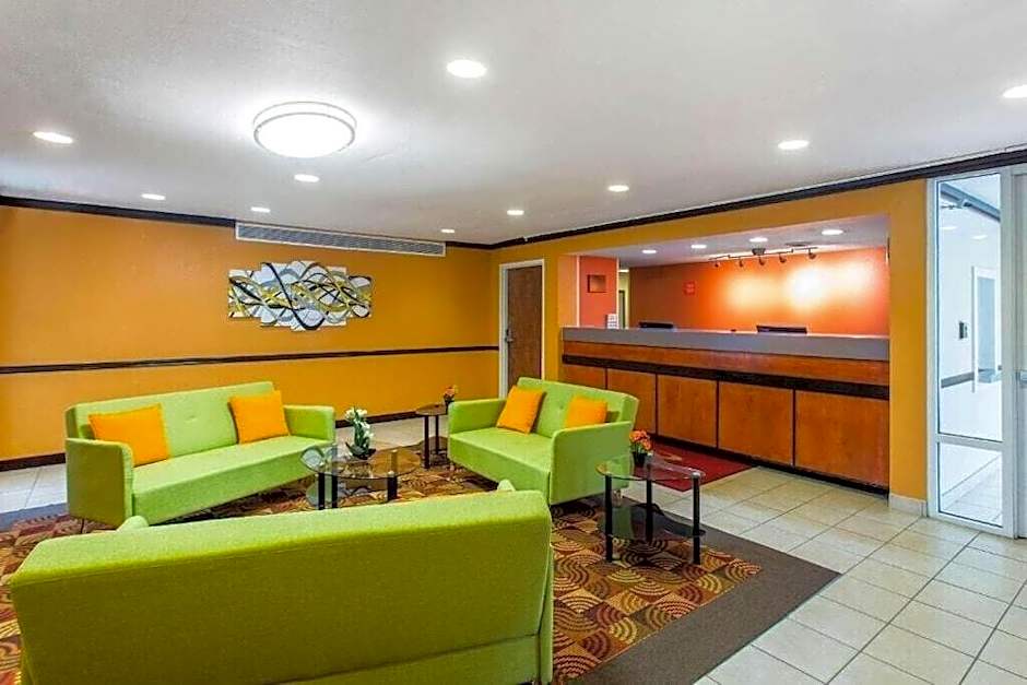 Econo Lodge Inn & Suites Airport