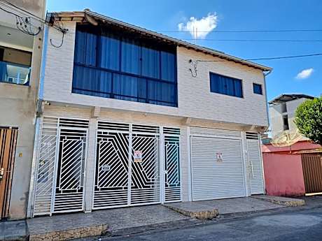 Lindo Apartamento, WiFi Rápido, 2 Banheiros, Suíte, Sala Confortável, Cozinha Completa, Microondas, Entrada Privativa, Perto do Shopping Pátio Matosinhos, 5 min do Centro Histórico