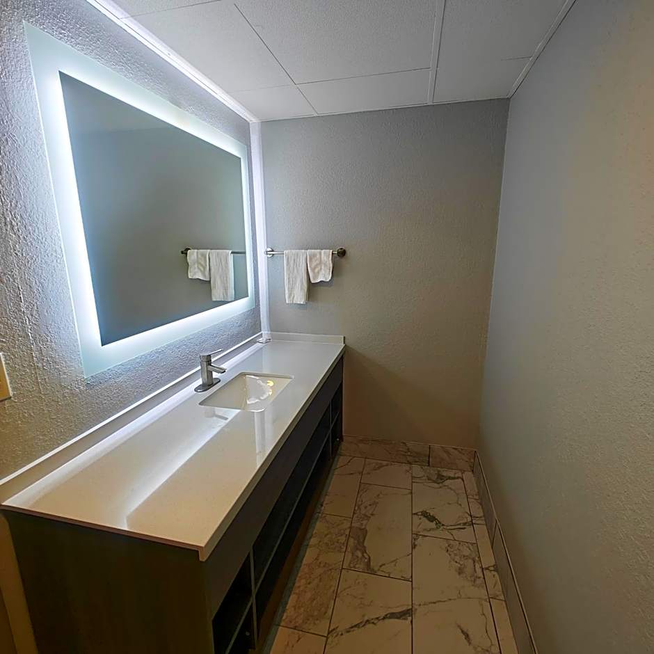 Mountain Vista Inn & Suites - Walking Distance to the Island