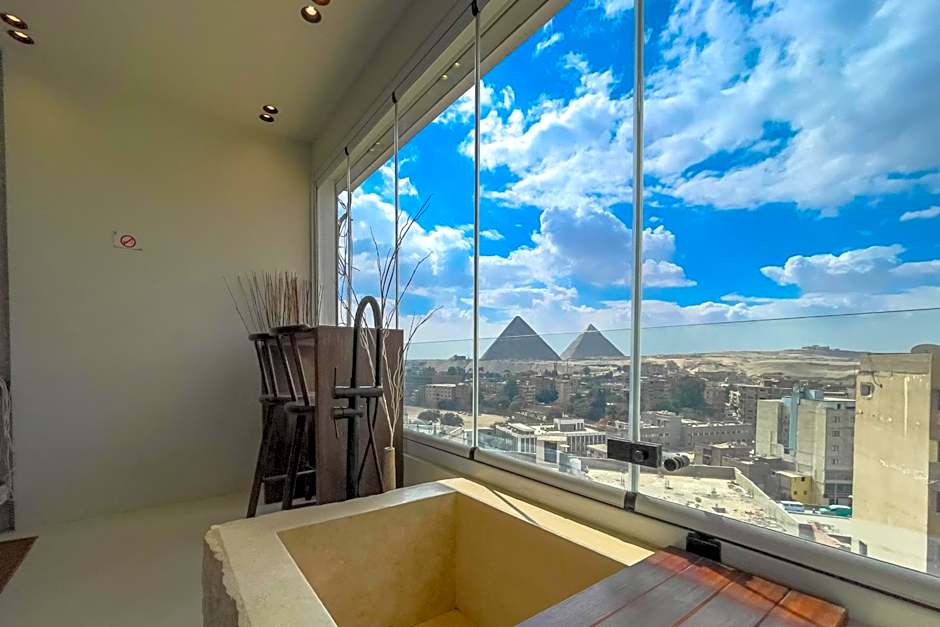 The Pyramids Horizon Studio w Bathtub