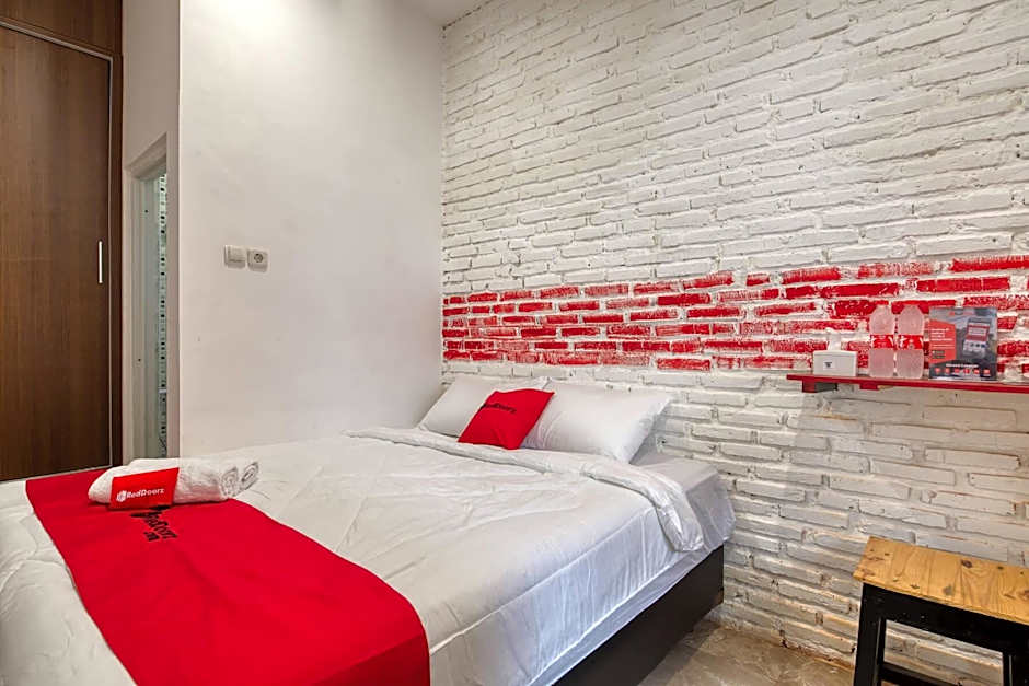 RedDoorz Syariah @ Jl. Cengger Ayam Dalam