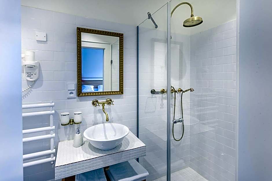 Hotel At the Golden Scissors