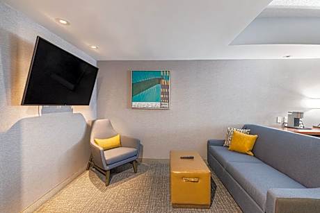 One-Bedroom King Suite with Roll-In Shower and Sofa Bed - Mobility Access