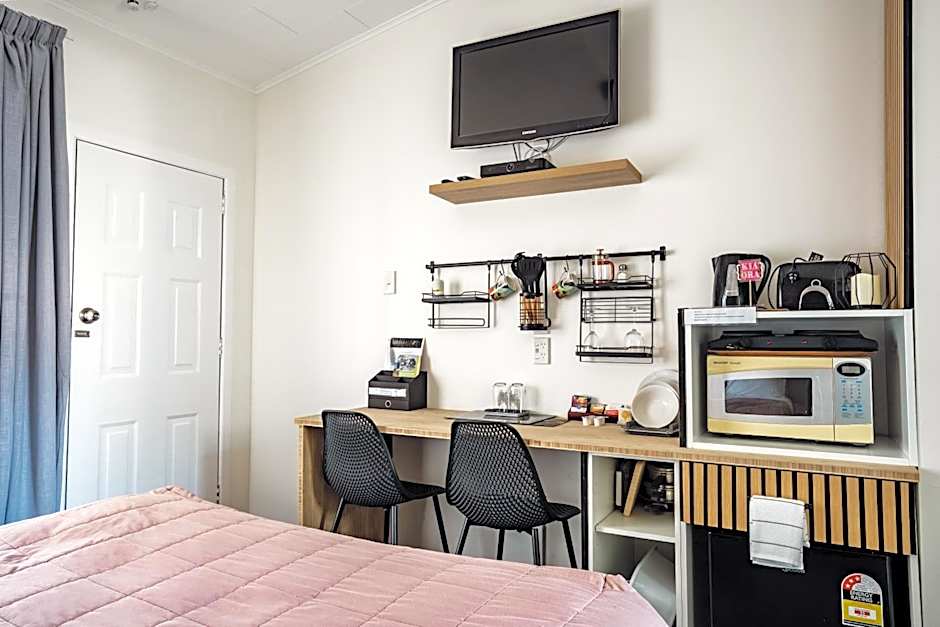 Frimley Lodge Motel - with Airport Shuttle service- Best Location in Town