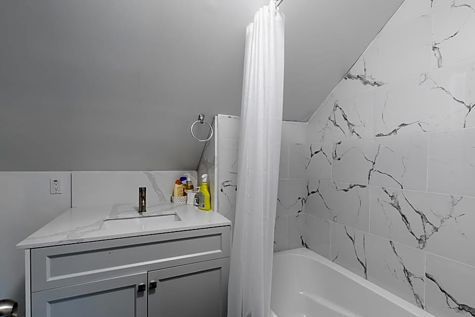 Beautiful renovated home 3 mins drive to Fall