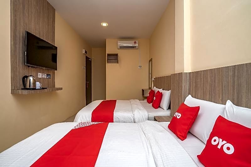 OYO 44078 The Island Hotel