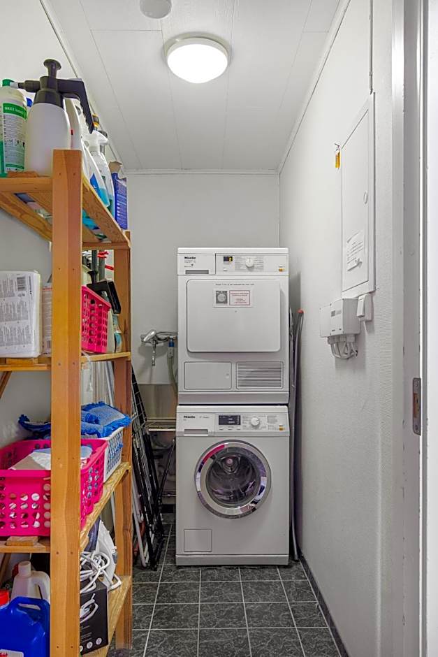 Cozy Studio Close to City, Kitchen & Parking