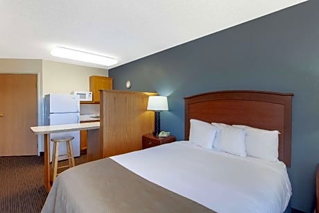 1 Queen Bed Deluxe Efficiency East Building Upper Floor Non-Smoking