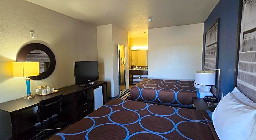 Super 8 by Wyndham Dilley TX