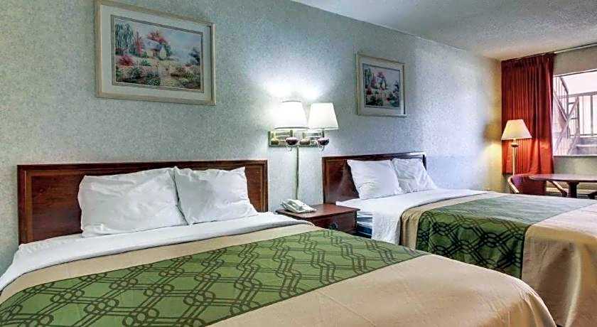 Econo Lodge Inn & Suites Forest