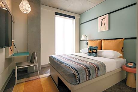 Cozy Queen - 175 sq. Feet, Guest room, 1 Queen (Hearing Accessible)