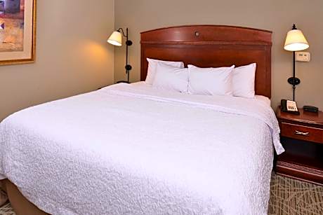 1 K Hearing Accessible Small Rm- Large Shwr Ns Vis Firealrm/door/phn Alrt/hdtv Microwv/fridge/free W