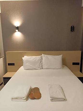 Deluxe Double Room (2 Adults + 1 Child)