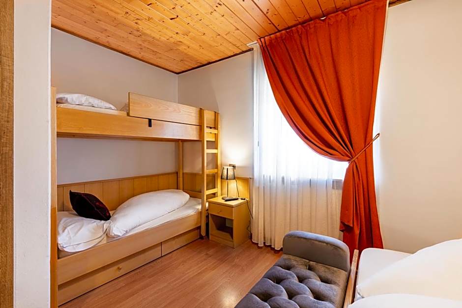 Photo 1 of 4 of Quadruple Room