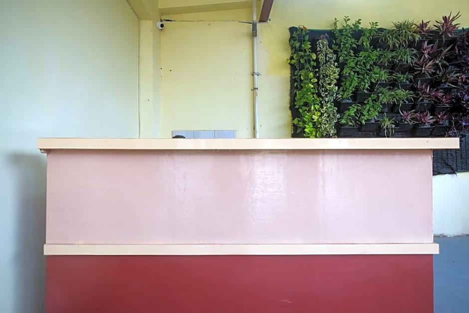 RedDoorz near Tirtonadi Park Solo