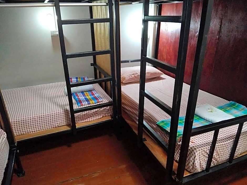 amazing khaosan hostel