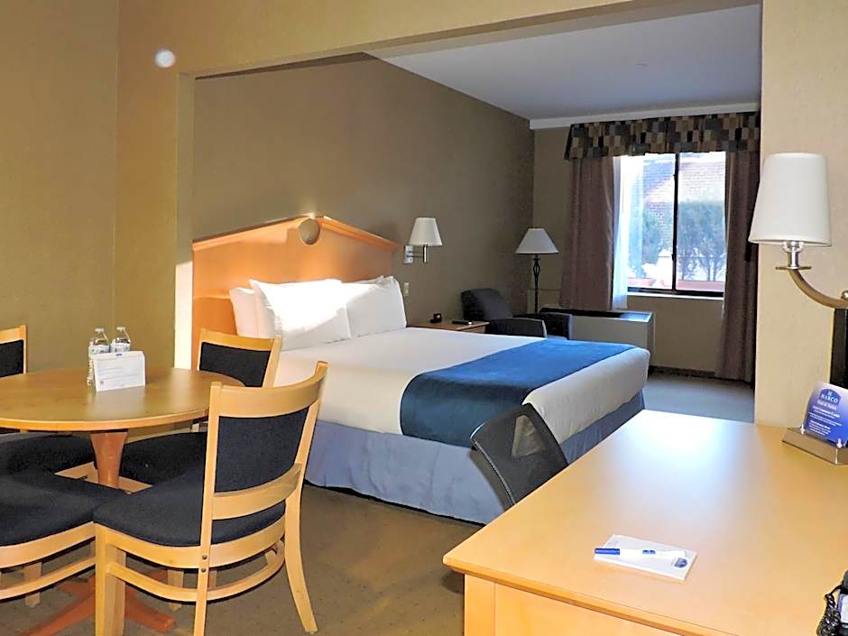 Marco LaGuardia Hotel & Suites