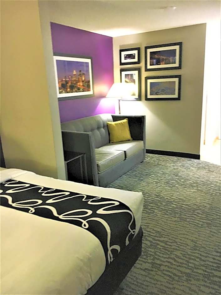 La Quinta Inn & Suites by Wyndham Louisville East