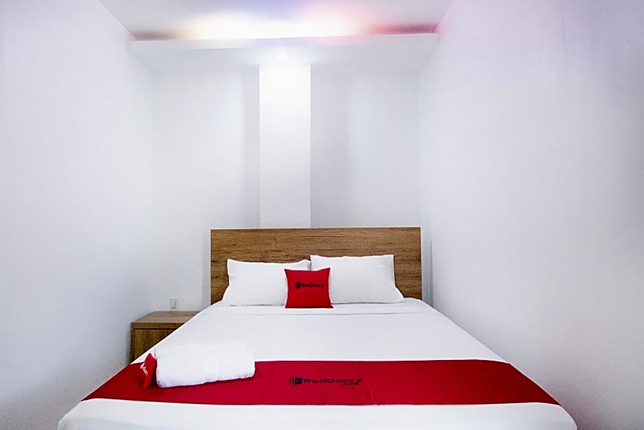 RedDoorz @ RS Adam Malik Medan