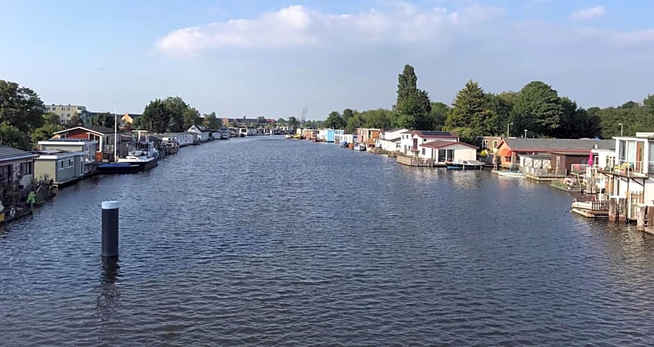 Houseboat apartment with water terrace, free parking, free bikes & fast wifi