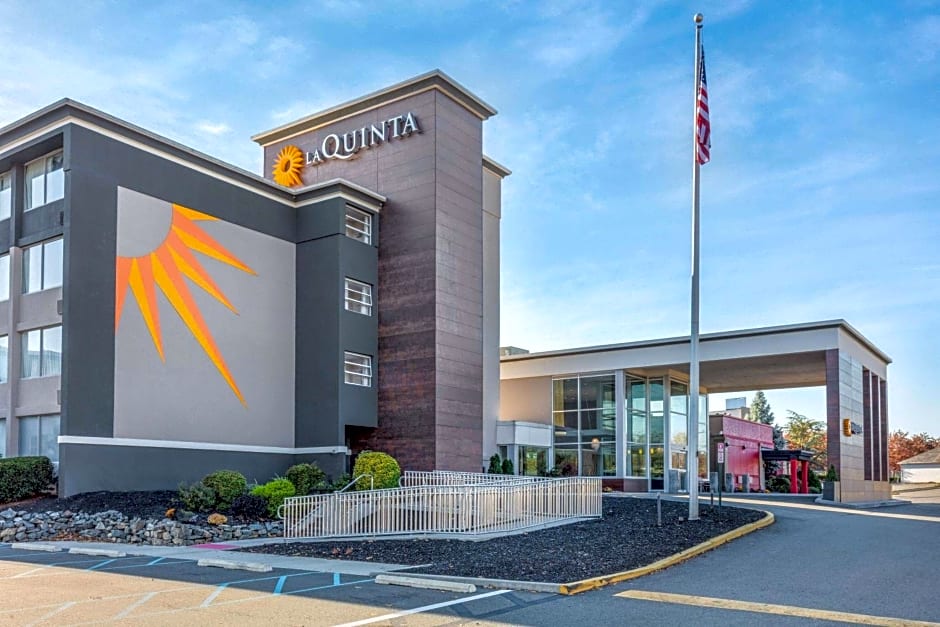 La Quinta Inn & Suites by Wyndham Clifton