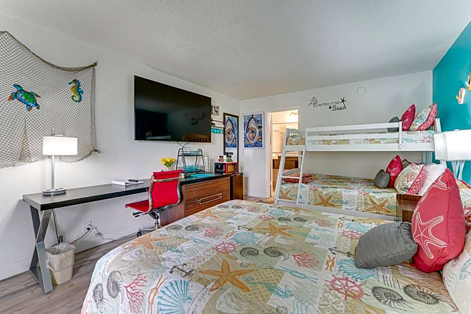 Sarasota Cay Club #612 - Heated Pool, Bunk Beds, Huge TV, Tiki Bar, More!
