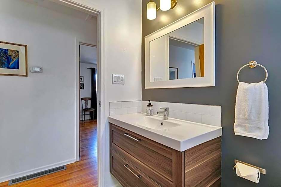 Retro vibe w hot tub piano lounge and vinyls