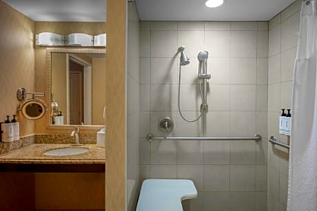 1 King Commun. Mobility Access Roll In Shower