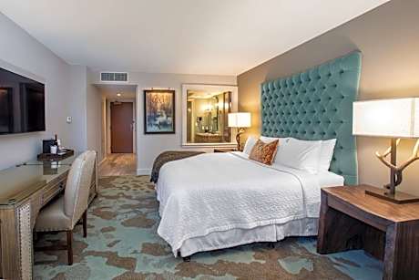 King Room with Roll-In Shower - Main Building/Mobility Accessible