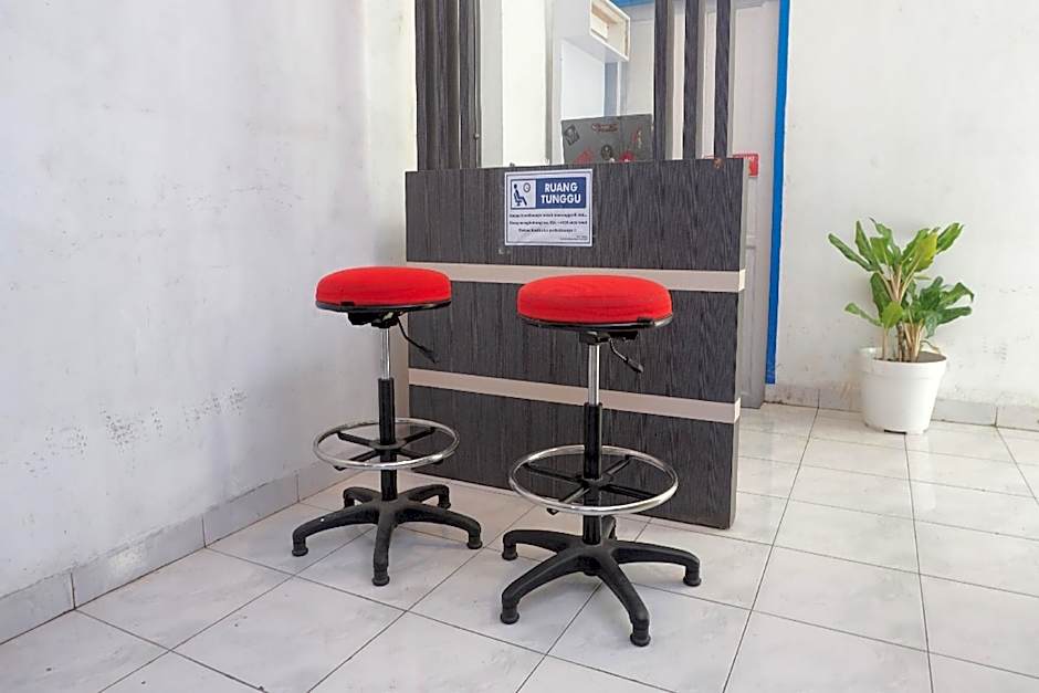 OYO 93756 Qq Kost Near Pantai Kebesaran Beach