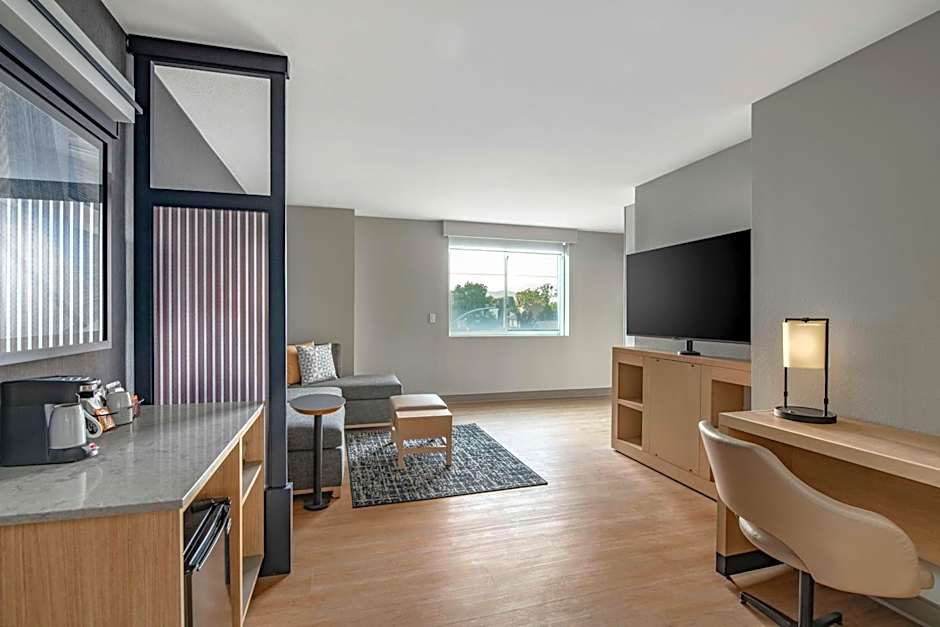 Hyatt Place Riverside Downtown