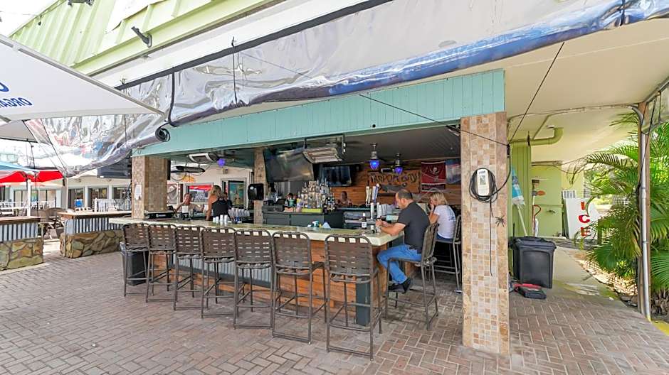 All-New, Ground-Floor, Huge Pool, Tiki Bar & Grill