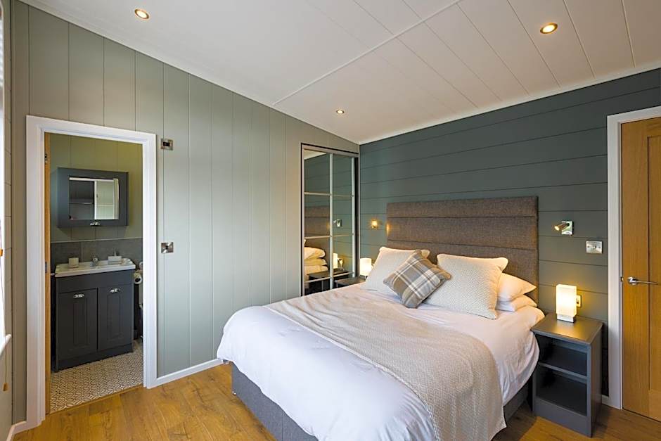 Berth 6 on Upton Lake, Upton-upon-Severn Home on Water