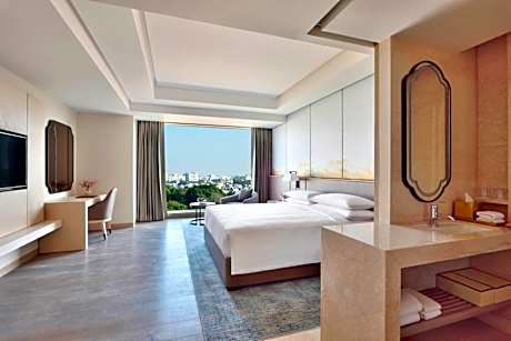 Standard King, Guest Room, 1 King Bed - INR 1000 F&B Credit, 1+1 on Selected Beverages (Happy Hours 17:00 -19:00 Hrs)