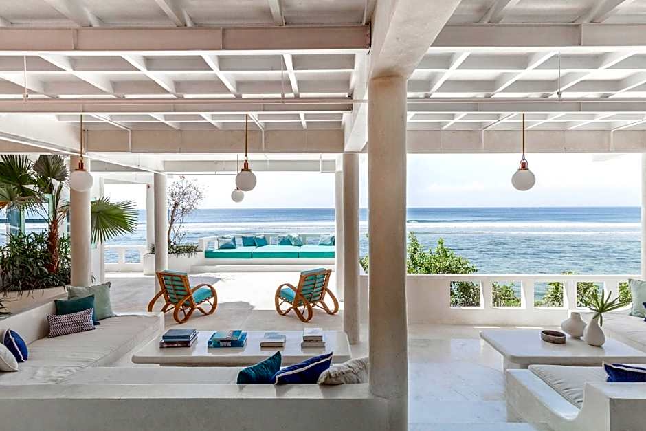 The Rocks - 6BR Beachfront Villa, Surf-in Location