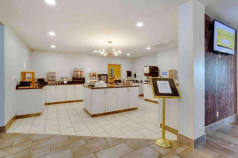 Orangewood Inn & Suites Kansas City Airport